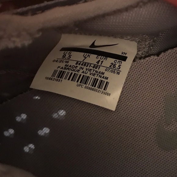 EUC NIKE ROSHE TWO SNEAKERS - Picture 3 of 5